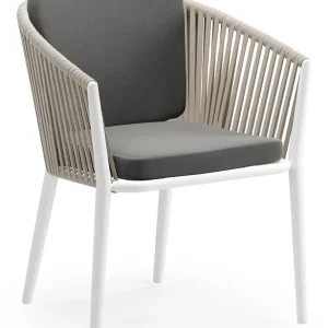 Laatste Versie Orso tuinstoel in wit aluminium en beige verticaal geweven vlakke rope met kussen in natte charcoal chine all weather sunbrella® luxe