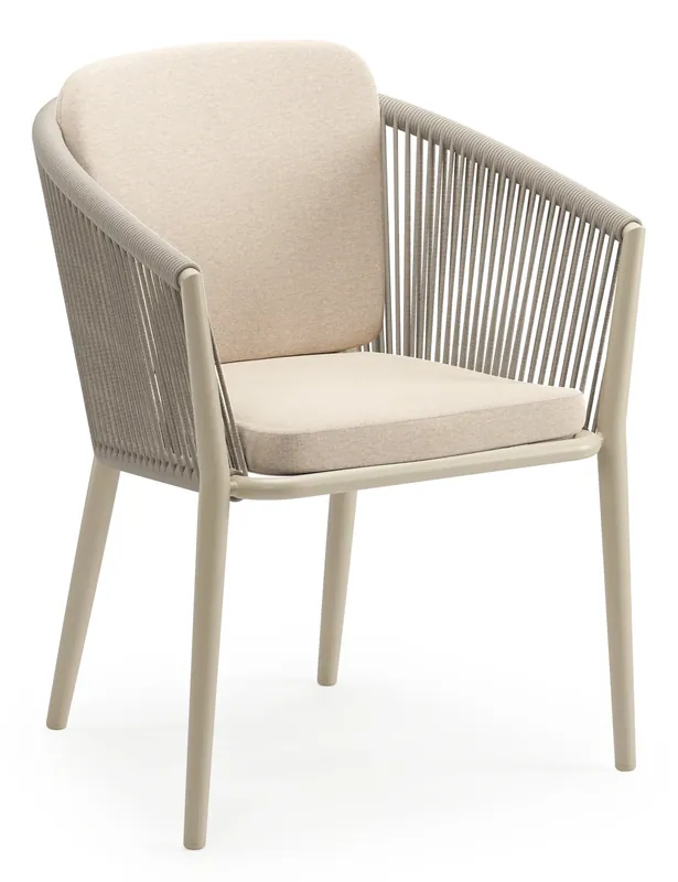 Hete Deal Orso stapelbare tuinstoel in beige aluminium en beige verticaal geweven ronde rope met kussen in All Weather Sunbrella® Luxe Heritage Papyrus