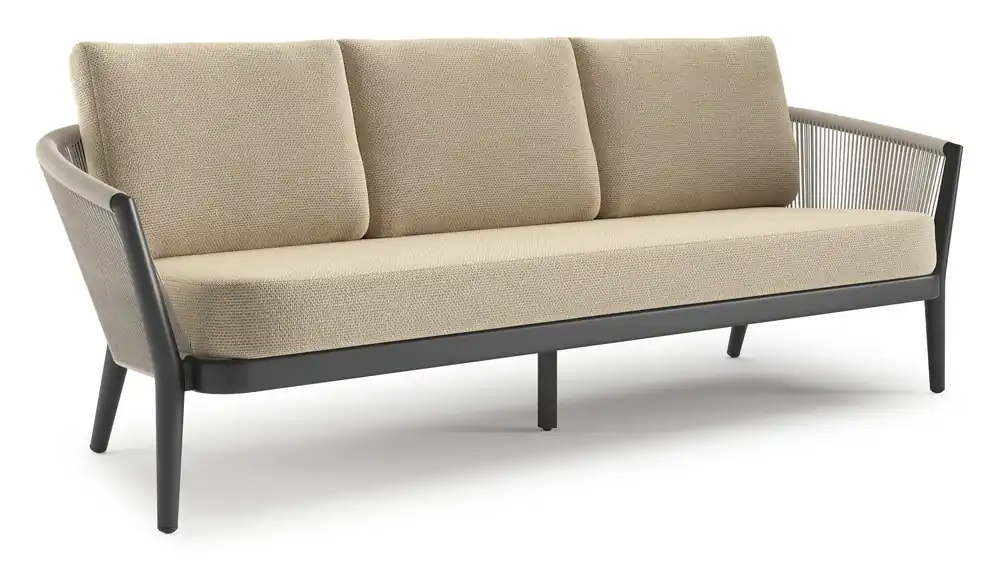 Op = Op Orso loungebank in zwart aluminium en beige verticaal geweven ronde rope met Althea Camel all weather cosytica kussen
