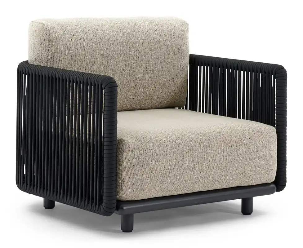 Organo loungestoel in zwart aluminium en zwart verticaal geweven luxe vlakke rope met marbella beige All Weather Cosytica kussen Snelle Levering