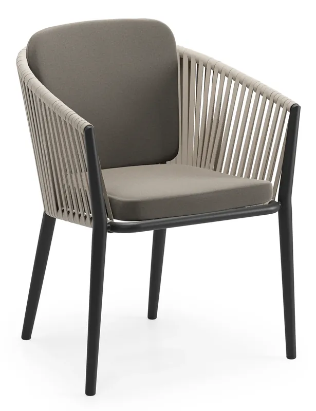 Alleen Vandaag Orso tuinstoel in zwart aluminium en beige verticaal geweven vlakke rope met zitkussen in All Weather Sunbrella® Luxe Natte Carbon Beige