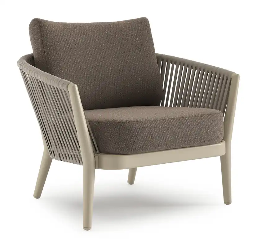 Laatste Versie Orso loungestoel in beige aluminium en beige verticaal geweven luxe vlakke rope met Lopi Coconut all weather sunbrella® luxe kussen