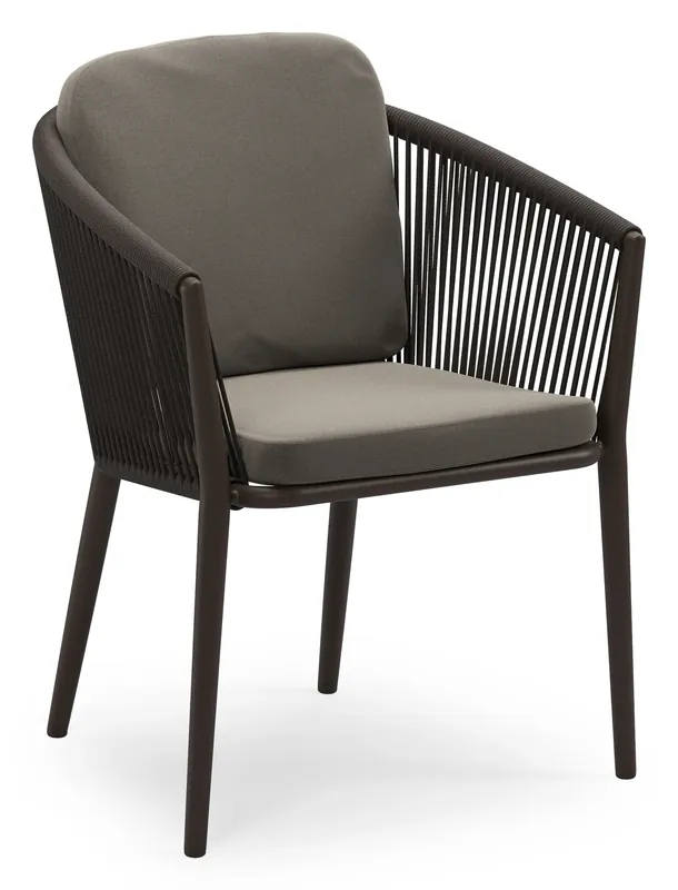 Orso stapelbare tuinstoel in donkerbruin aluminium en donkerbruin verticaal geweven ronde rope met stoelkussen in All Weather Sunbrella® Luxe Natte Carbon Beige Dagaanbieding