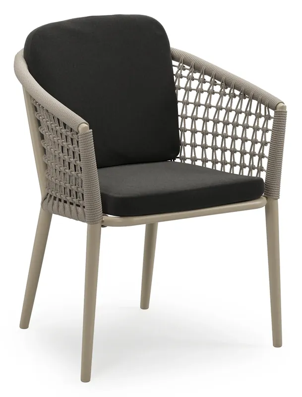 Orso stapelbare tuinstoel in beige aluminium en beige visnet geweven ronde rope met stoelkussen in All Weather Sunbrella® Luxe Natte Sooty Direct Beschikbaar