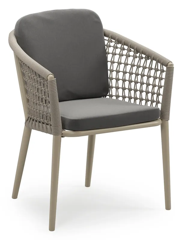 Laatste Kans Orso stapelbare tuinstoel in beige aluminium en beige visnet geweven ronde rope met stoelkussen in All Weather Sunbrella® Luxe Natte Charcoal Chine