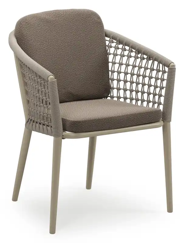 Orso stapelbare tuinstoel in beige aluminium en beige visnet geweven ronde rope met stoelkussen in All Weather Sunbrella® Luxe Lopi Coconut Alleen Vandaag