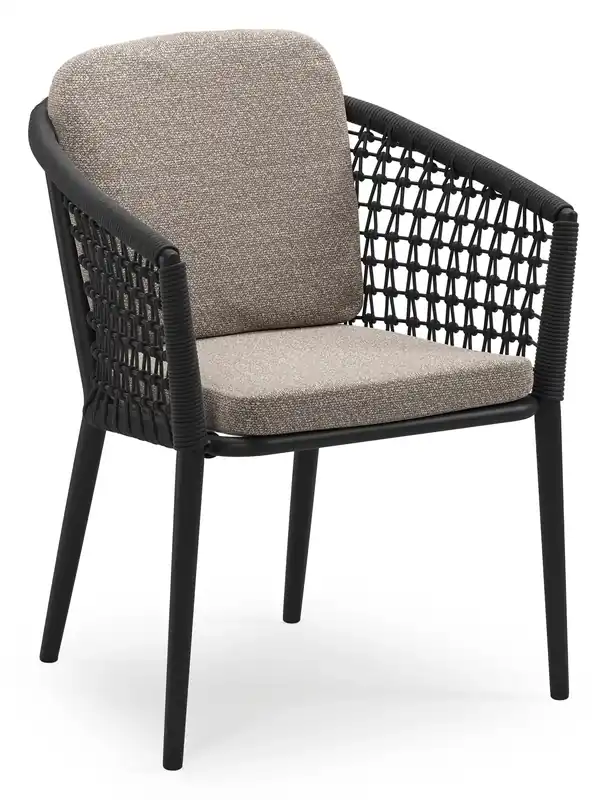 Favoriet Orso stapelbare tuinstoel in zwart aluminium en zwart visnet geweven ronde rope met stoelkussen in All Weather Sunbrella® Luxe Wander Manioc